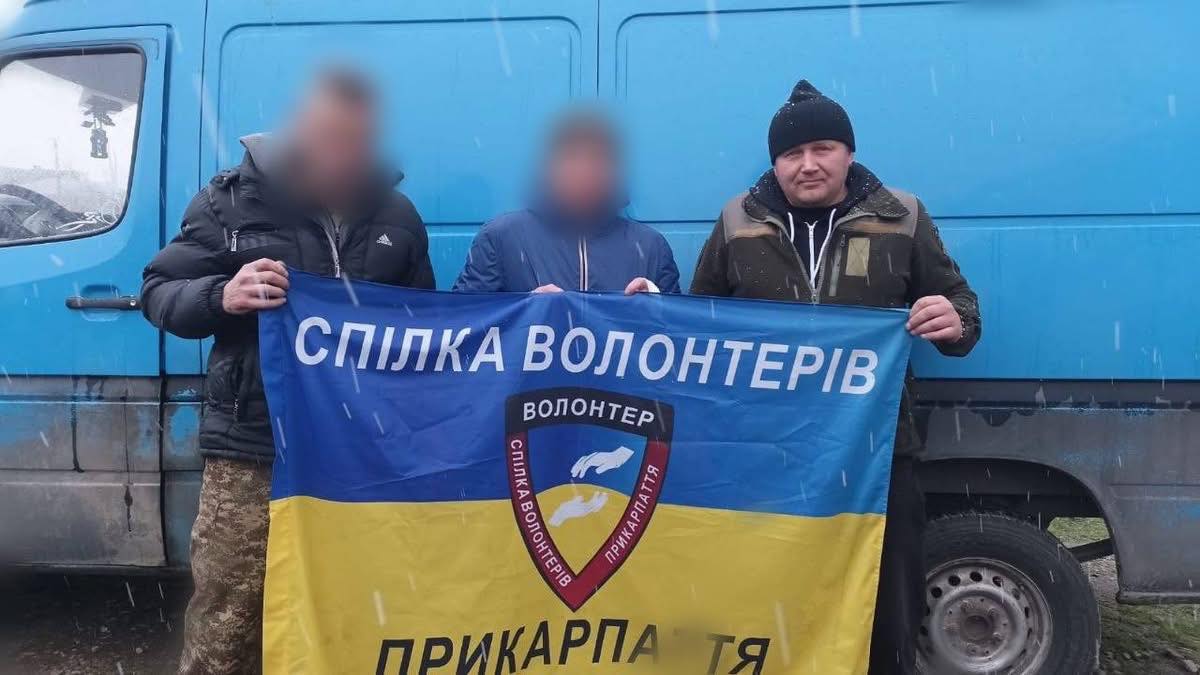 Франківські волонтери привезли захисникам на фронт святкові посилки з дому (ФОТО)